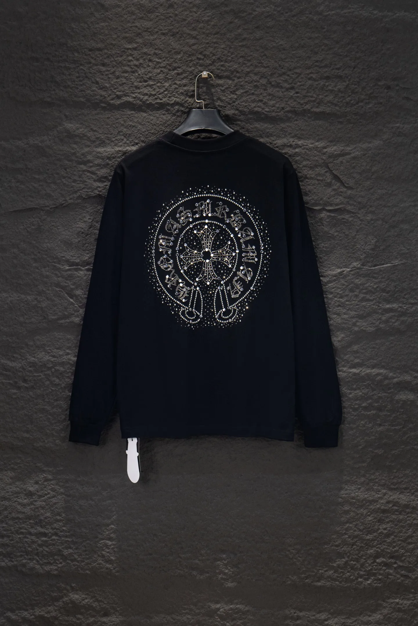 P230 🆕Chrome Hearts os version is really charming and Chrome Hearts is really a must-have. Each season's new version is made to the extreme. It is very practical and can be worn casually. Nice✔️ - ⚠️100% cotton. It is made of 21 double yarns, 300g weight fabric and imported knitted carded cotton. It has moderate thickness, drape and contour, and the upper body is comfortable! ! It is very tolerant to fat body types and can instantly lose five pounds after wearing it!  Specially ordered many Austrian hot diamonds, which have the bling bling effect of natural crystals under the light, with multi-faceted reflective points, and the production cost is extremely high. The laser molding includes a computer engraving machine and a laser machine, which are accurate in units of particles. Finally, it is hot and set at high temperature. After the hot ironing, the firmness needs to be tested repeatedly on the hot stamping. It can show colorful reflections under the light. The collar webbing extends to the shoulders for reinforcement, and the stitching at the joints. The hem and cuffs are all made with 0.2mm gauge double-thread turning. They are carefully produced at a high cost. The attitude of making goods with a magnifying glass restores the quality and effect of the product. The full set of customized accessories is only used to present every detail to customers. Film printing, 50,000 positioning, is very time-consuming. The body is treated with hot diamond elements, which greatly increases the interest of the clothing; unique visual effects. After special treatment, a unique effect is formed. An irregular hem is added to the version. This year's Kroxin is the main version. In the past two years, the oversize version has become the focus of the trend and has been a popular staple in the past two years. The change of designers has made this brand an instant hit. The progressive fashion of the times also needs the blood impact of fresh elements and trendy designs in order to continue its glory! It’s stylish both inside and outside, a must-have for high street travel! An absolute "eye-catching style" that can match couples 💏 Color: Black White Size: S M L XL